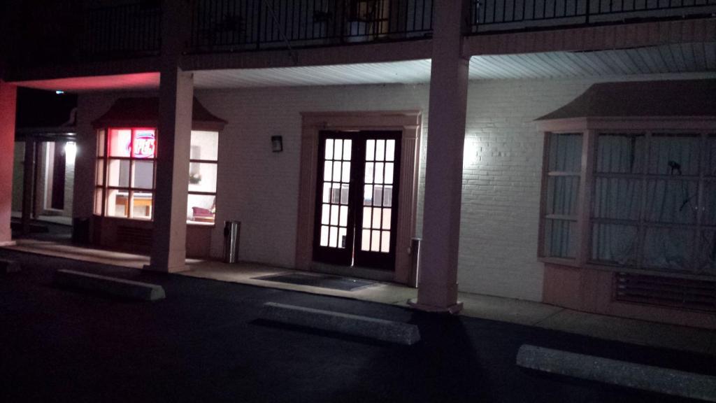 Red Carpet Inn & Suites New Cumberland Exterior photo